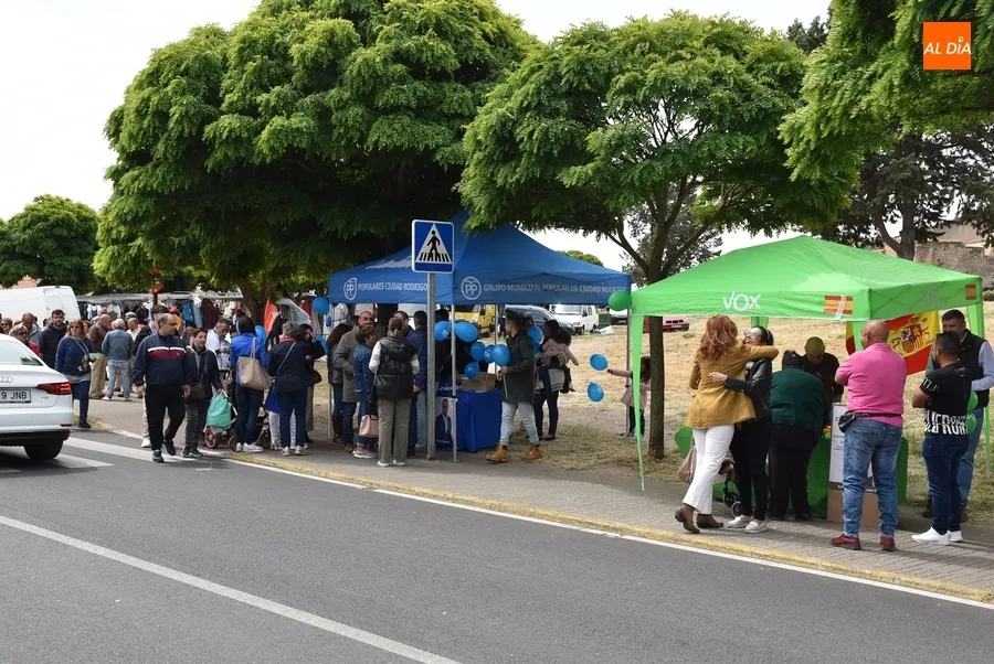 Foto 2 - Los partidos se acercan de nuevo al mercadillo a &lsquo;vender&rsquo; sus propuestas