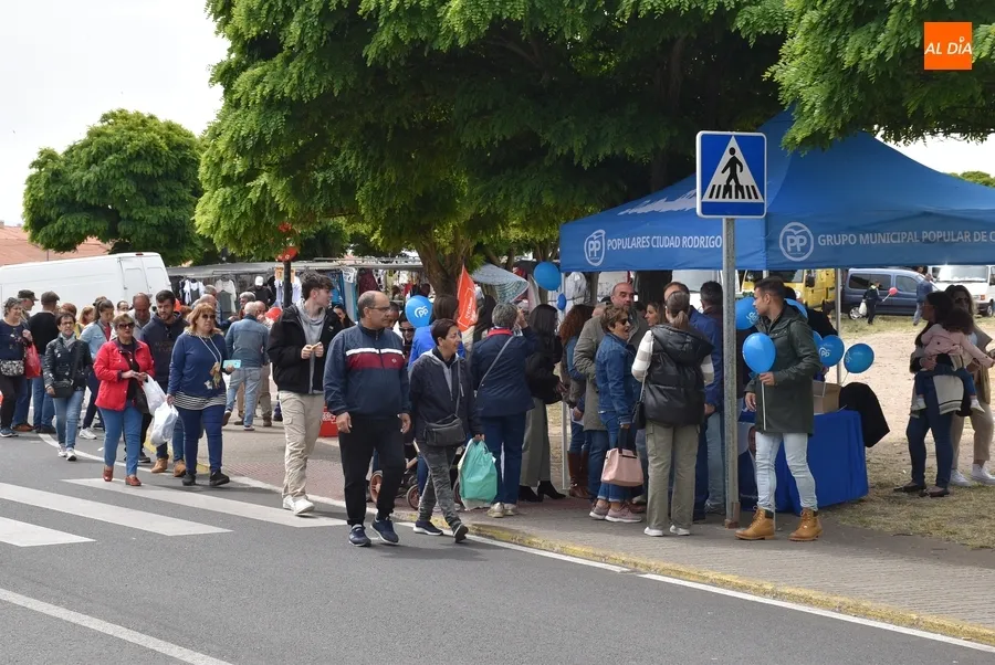 Foto 3 - Los partidos se acercan de nuevo al mercadillo a &lsquo;vender&rsquo; sus propuestas