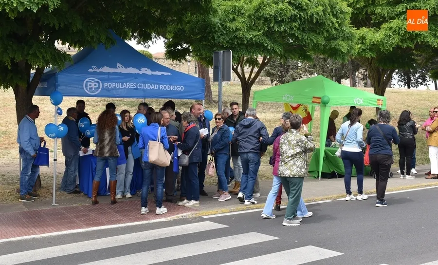 Foto 4 - Los partidos se acercan de nuevo al mercadillo a &lsquo;vender&rsquo; sus propuestas