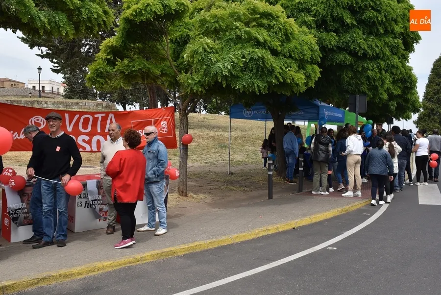 Foto 5 - Los partidos se acercan de nuevo al mercadillo a &lsquo;vender&rsquo; sus propuestas