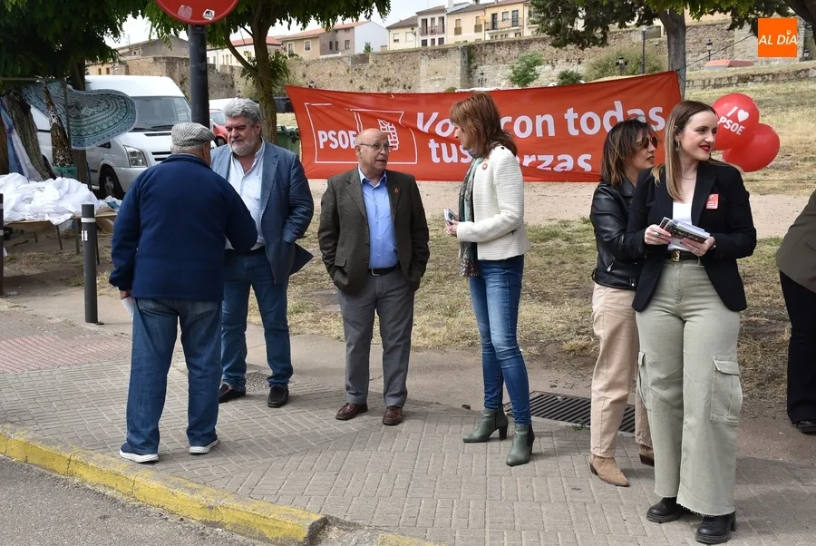 Foto 6 - Los partidos se acercan de nuevo al mercadillo a &lsquo;vender&rsquo; sus propuestas