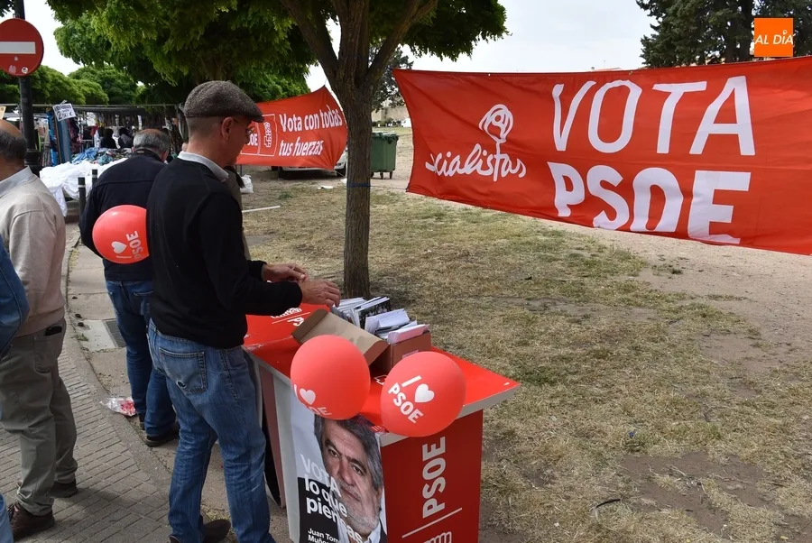 Foto 7 - Los partidos se acercan de nuevo al mercadillo a &lsquo;vender&rsquo; sus propuestas