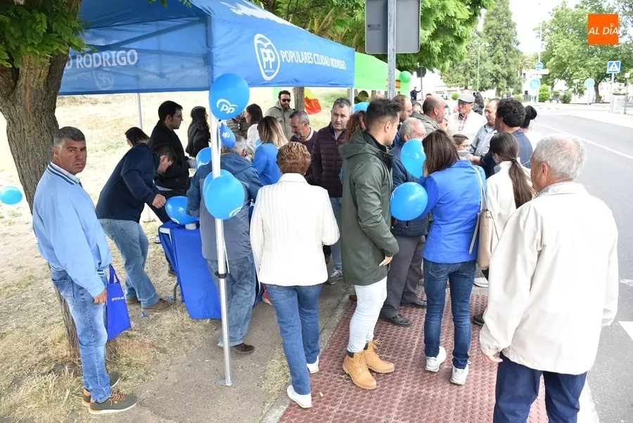 Foto 8 - Los partidos se acercan de nuevo al mercadillo a &lsquo;vender&rsquo; sus propuestas