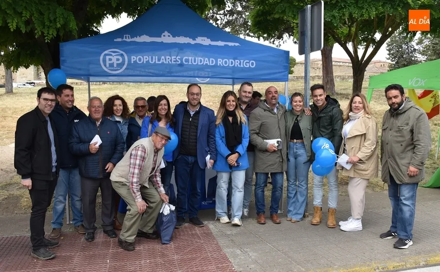 Foto 9 - Los partidos se acercan de nuevo al mercadillo a &lsquo;vender&rsquo; sus propuestas
