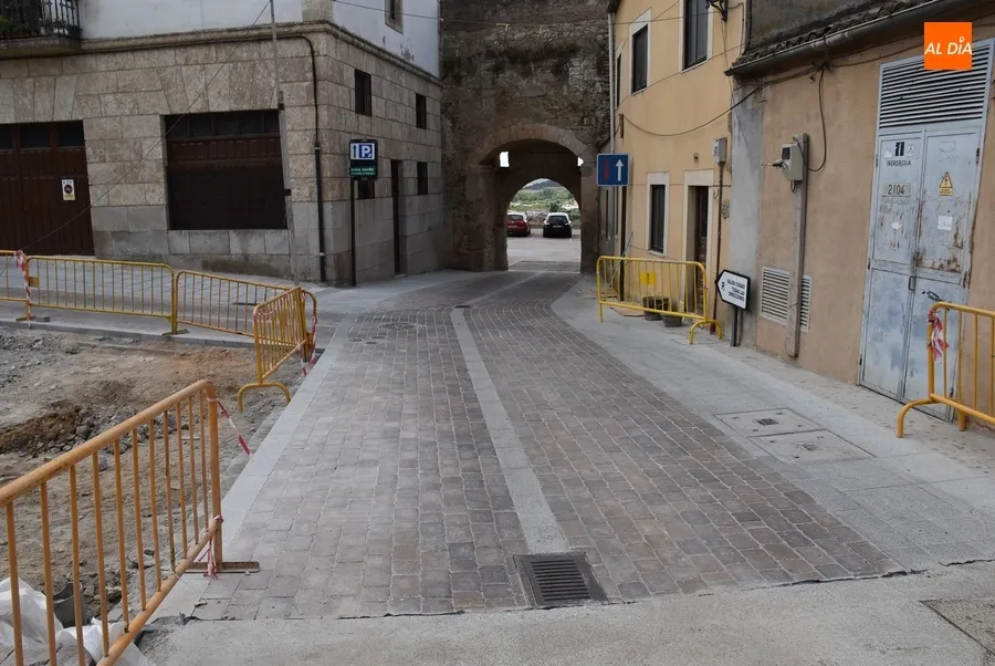 Foto 10 - Queda cortada al tr&aacute;fico de veh&iacute;culos la b&oacute;veda del Registro por la intervenci&oacute;n en la muralla