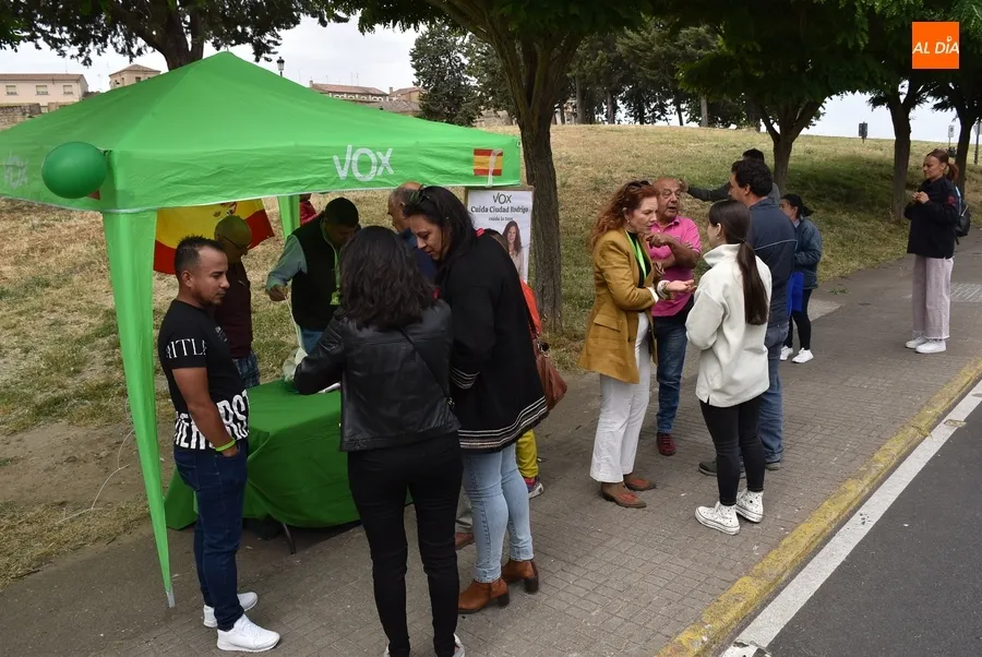 Foto 10 - Los partidos se acercan de nuevo al mercadillo a &lsquo;vender&rsquo; sus propuestas
