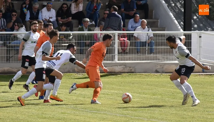Foto 2 - Alberto Garc&iacute;a marca un hat-trick en el ya inservible triunfo del Senior del Ciudad Rodrigo ante Pe&ntilde;aranda