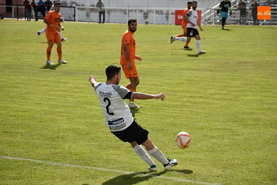 Foto 7 - Alberto Garc&iacute;a marca un hat-trick en el ya inservible triunfo del Senior del Ciudad Rodrigo ante Pe&ntilde;aranda