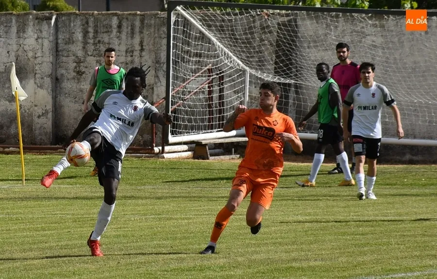 Foto 9 - Alberto Garc&iacute;a marca un hat-trick en el ya inservible triunfo del Senior del Ciudad Rodrigo ante Pe&ntilde;aranda
