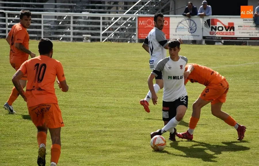 Foto 11 - Alberto Garc&iacute;a marca un hat-trick en el ya inservible triunfo del Senior del Ciudad Rodrigo ante Pe&ntilde;aranda