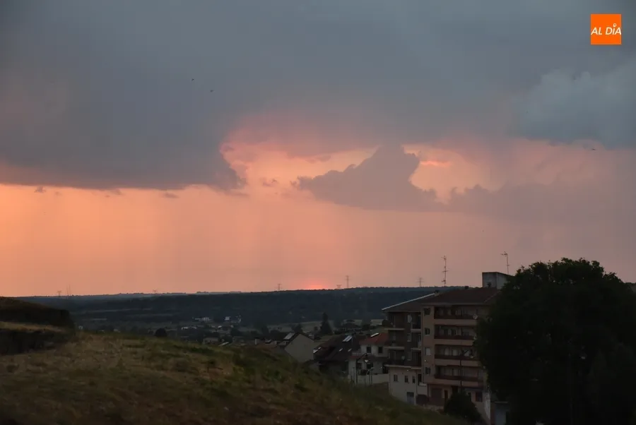 Foto 8 - Una &lsquo;breve&rsquo; pero potente tormenta da paso a un espectacular atardecer