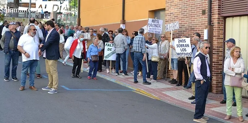 Foto 4 - B&eacute;jar sale a la calle en defensa de su hospital una vez m&aacute;s