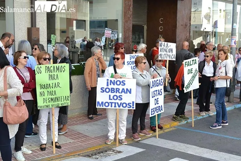 Foto 10 - B&eacute;jar sale a la calle en defensa de su hospital una vez m&aacute;s