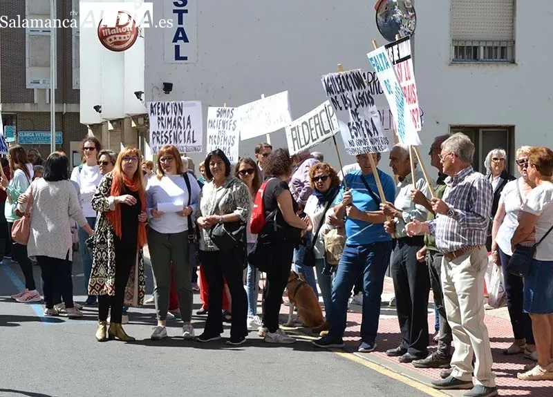 Foto 11 - B&eacute;jar sale a la calle en defensa de su hospital una vez m&aacute;s