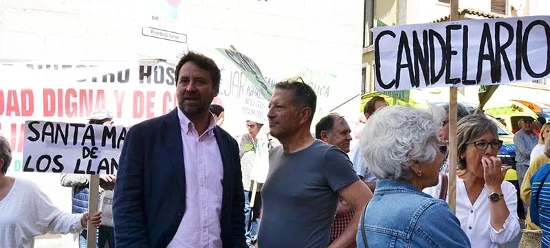 Foto 3 - B&eacute;jar sale a la calle en defensa de su hospital una vez m&aacute;s