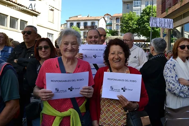 Foto 6 - B&eacute;jar sale a la calle en defensa de su hospital una vez m&aacute;s
