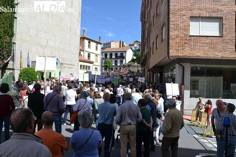 Foto 8 - B&eacute;jar sale a la calle en defensa de su hospital una vez m&aacute;s