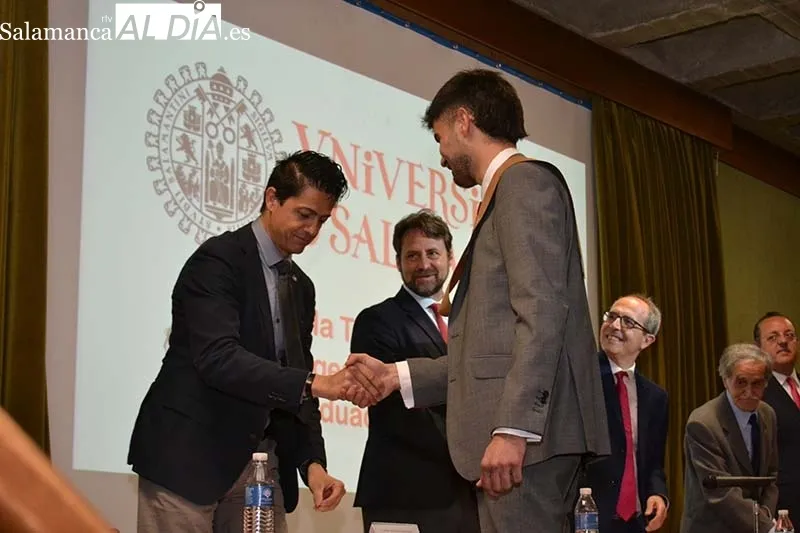 Foto 11 - La Escuela de Ingenier&iacute;a de B&eacute;jar impone las bandas e insignias a sus graduados