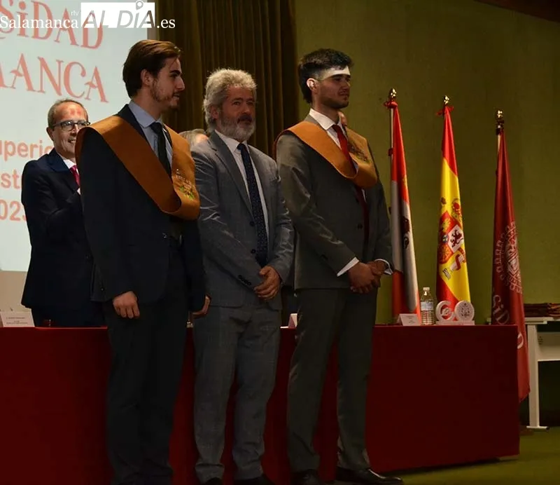 Foto 10 - La Escuela de Ingenier&iacute;a de B&eacute;jar impone las bandas e insignias a sus graduados
