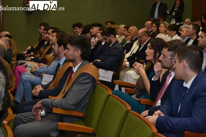 Foto 9 - La Escuela de Ingenier&iacute;a de B&eacute;jar impone las bandas e insignias a sus graduados