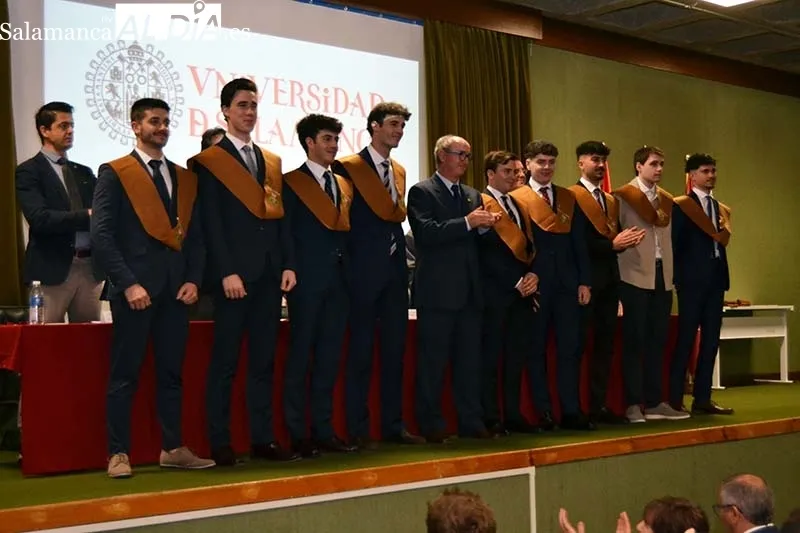Foto 8 - La Escuela de Ingenier&iacute;a de B&eacute;jar impone las bandas e insignias a sus graduados