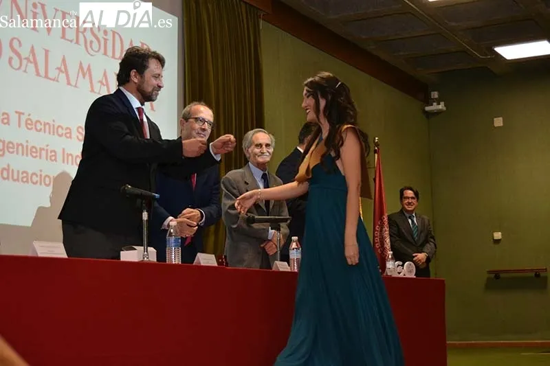 Foto 7 - La Escuela de Ingenier&iacute;a de B&eacute;jar impone las bandas e insignias a sus graduados