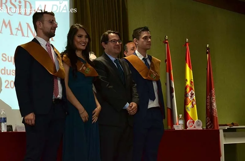 Foto 6 - La Escuela de Ingenier&iacute;a de B&eacute;jar impone las bandas e insignias a sus graduados