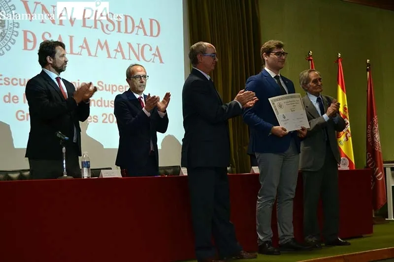 Foto 5 - La Escuela de Ingenier&iacute;a de B&eacute;jar impone las bandas e insignias a sus graduados