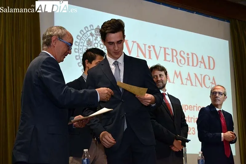 Foto 4 - La Escuela de Ingenier&iacute;a de B&eacute;jar impone las bandas e insignias a sus graduados