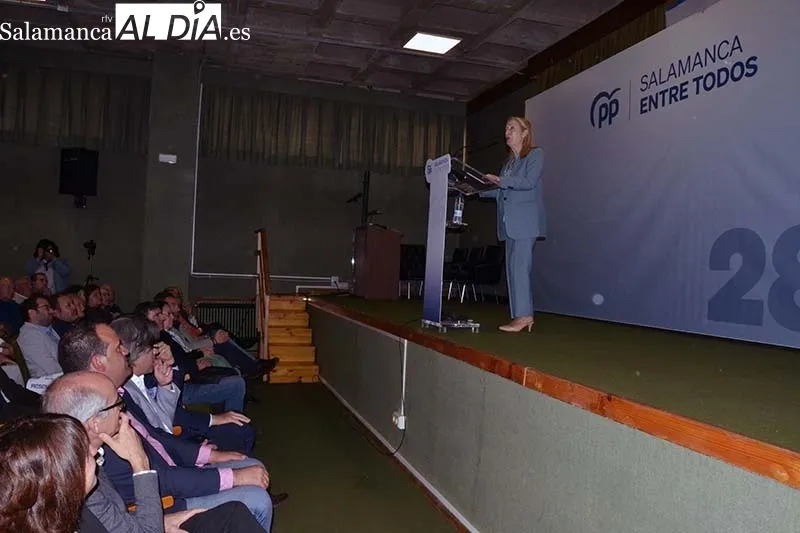 Foto 4 - Ana Pastor respalda al candidato del PP en B&eacute;jar en el m&iacute;tin comarcal