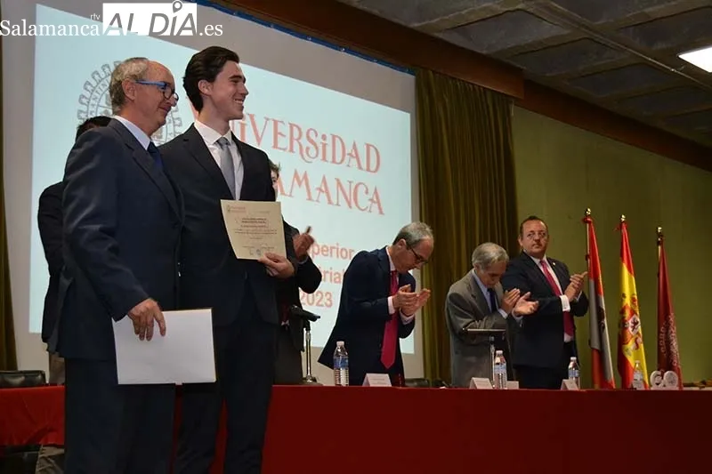Foto 3 - La Escuela de Ingenier&iacute;a de B&eacute;jar impone las bandas e insignias a sus graduados