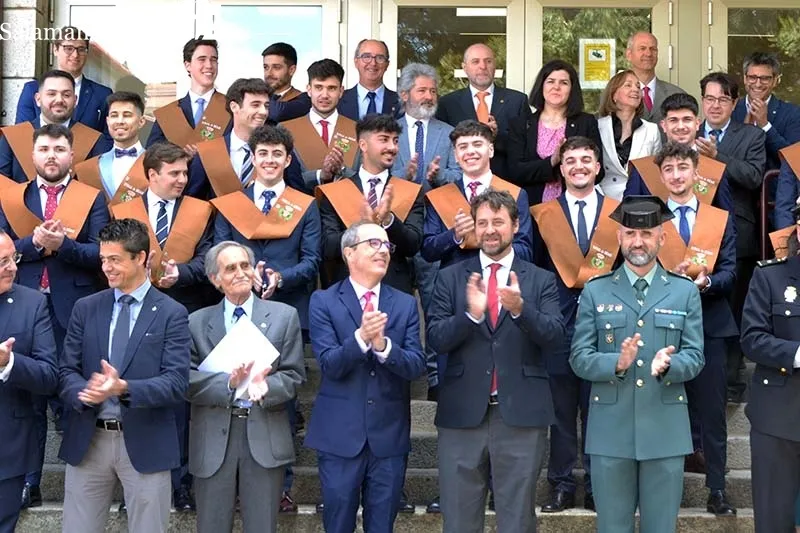 Foto 2 - La Escuela de Ingenier&iacute;a de B&eacute;jar impone las bandas e insignias a sus graduados