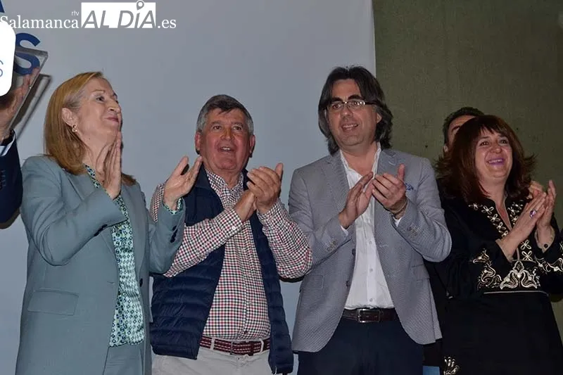 Foto 7 - Ana Pastor respalda al candidato del PP en B&eacute;jar en el m&iacute;tin comarcal
