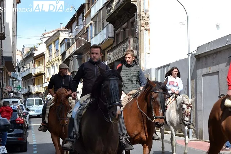 Foto 4 - Los caballistas recorren B&eacute;jar siendo el foco de todas las miradas