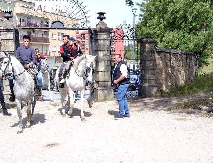 Foto 8 - Los caballistas recorren B&eacute;jar siendo el foco de todas las miradas