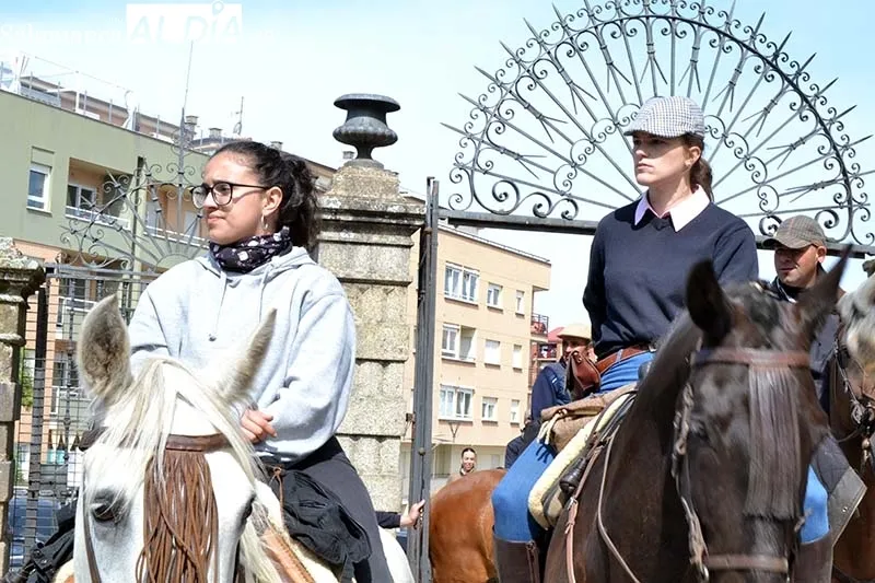 Foto 11 - Los caballistas recorren B&eacute;jar siendo el foco de todas las miradas