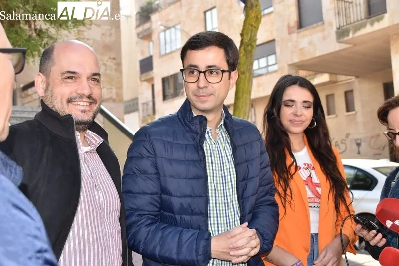 El candidato a la Alcaldía de Salamanca, José Luis Mateos, y los candidatos socialistas José María Collados y Sarah Pérez 