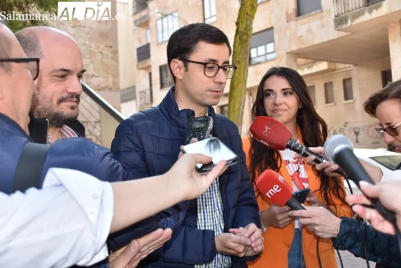 El candidato a la Alcaldía de Salamanca, José Luis Mateos, y los candidatos socialistas José María Collados y Sarah Pérez 