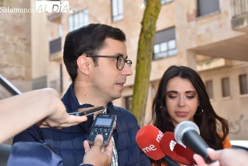 El candidato a la Alcaldía de Salamanca, José Luis Mateos, y los candidatos socialistas José María Collados y Sarah Pérez 