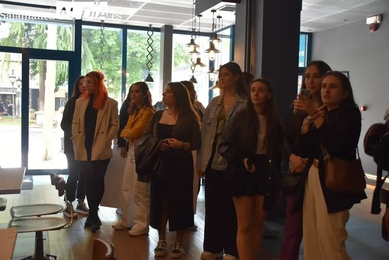 Foto 6 - Exposici&oacute;n de estudiantes de Bellas Artes en los Cines Van Dyck