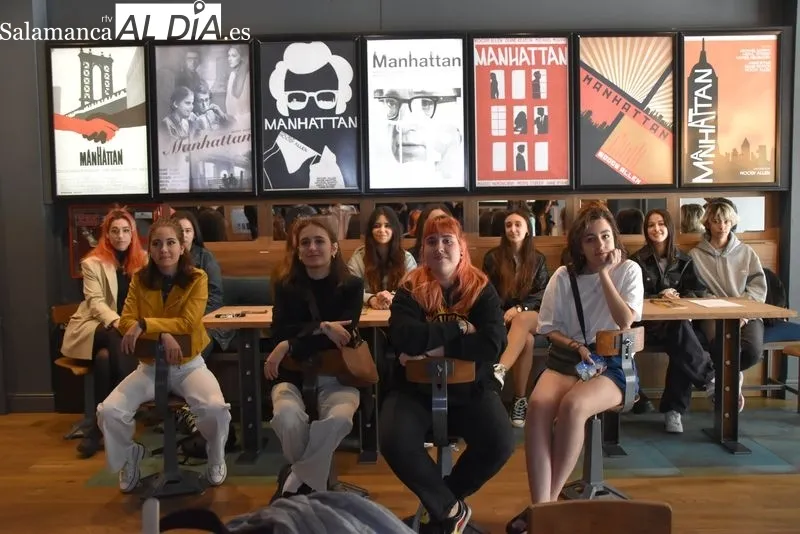 Foto 2 - Exposici&oacute;n de estudiantes de Bellas Artes en los Cines Van Dyck