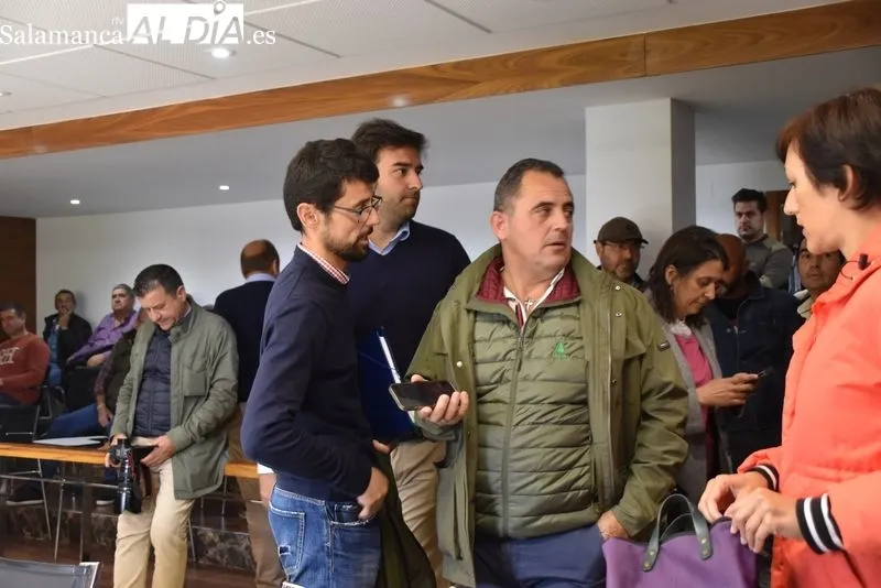 Los ganaderos re reúnen en La Lonja para reivindicar su situación | FOTOS: Vanesa Martins 