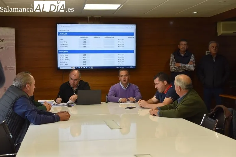 Los ganaderos re reúnen en La Lonja para reivindicar su situación | FOTOS: Vanesa Martins 