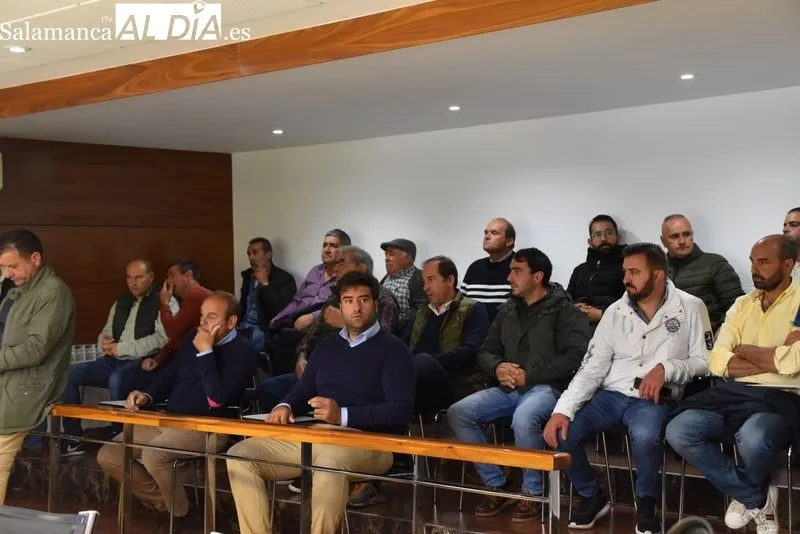 Los ganaderos re reúnen en La Lonja para reivindicar su situación | FOTOS: Vanesa Martins 