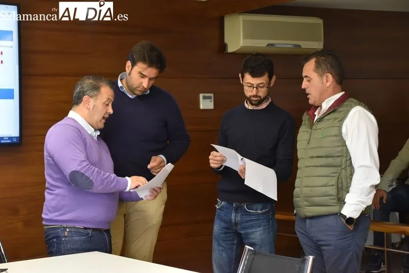 Los ganaderos re reúnen en La Lonja para reivindicar su situación | FOTOS: Vanesa Martins 