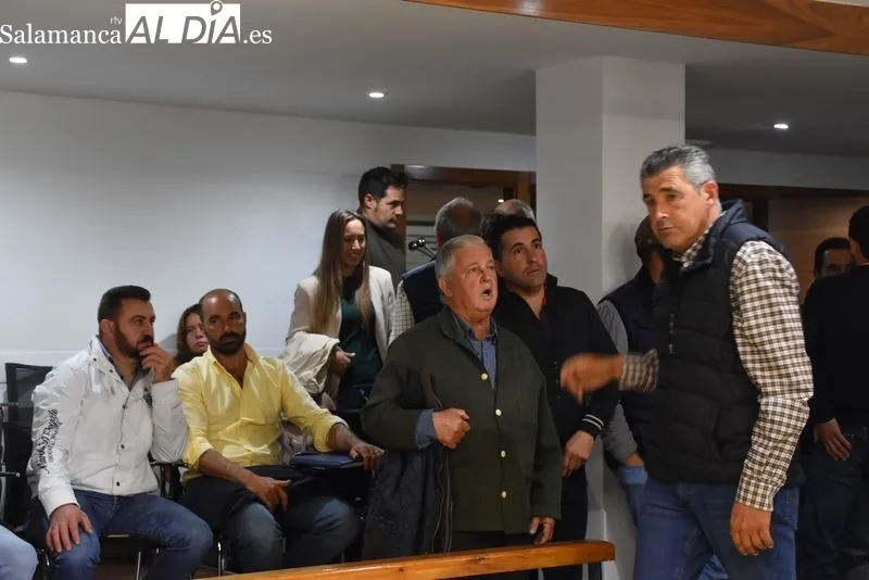 Los ganaderos re reúnen en La Lonja para reivindicar su situación | FOTOS: Vanesa Martins 