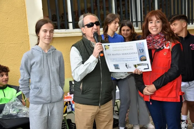 Foto 3 - Carrera y bocadillo solidario en el IES Mateo Hern&aacute;ndez a favor de Cruz Roja