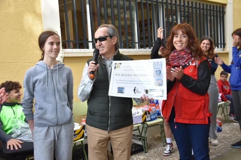 Foto 2 - Carrera y bocadillo solidario en el IES Mateo Hern&aacute;ndez a favor de Cruz Roja
