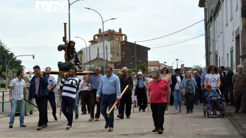 La imagen del Manso Cordero fue llevada en procesión hasta el paraje de la Peña Gorda