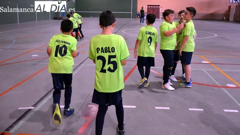 El equipo benjamín del Liminares entrena en el polideportivo municipal de Lumbrales